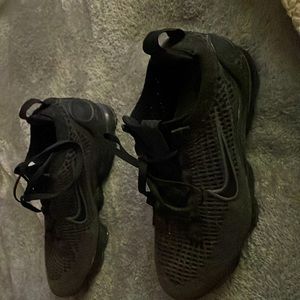 Black Nike shoes size 4 in kids
